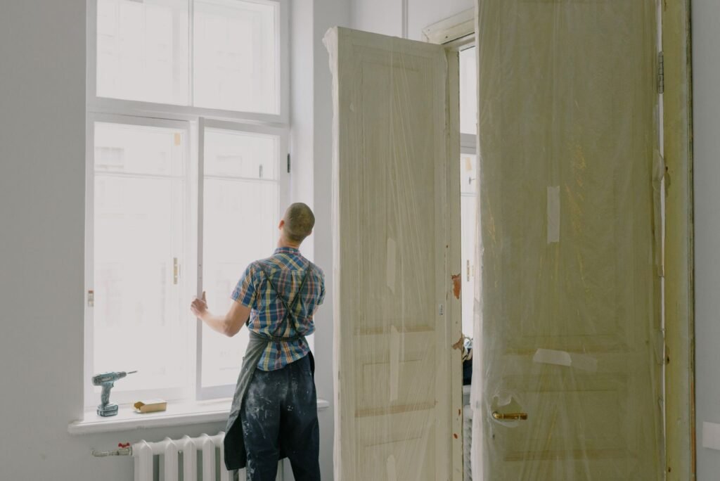 Un manitas trabajando en la instalación de ventanas en interiores durante la renovación del hogar.