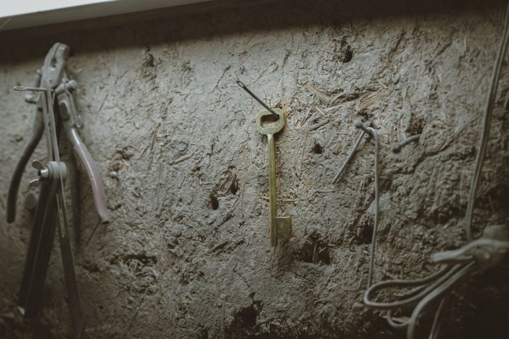 Pared de un taller antiguo con llave y herramientas de época en Damasco, Siria, que muestra la artesanía.