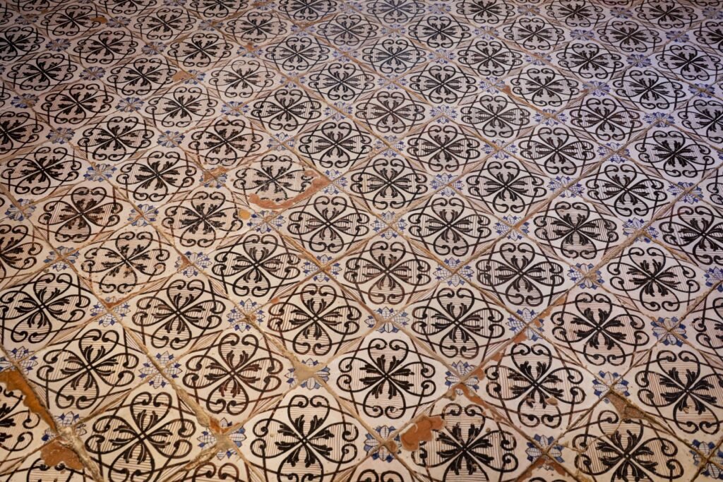 Azulejos vintage adornados con intrincados diseños florales negros en el interior.