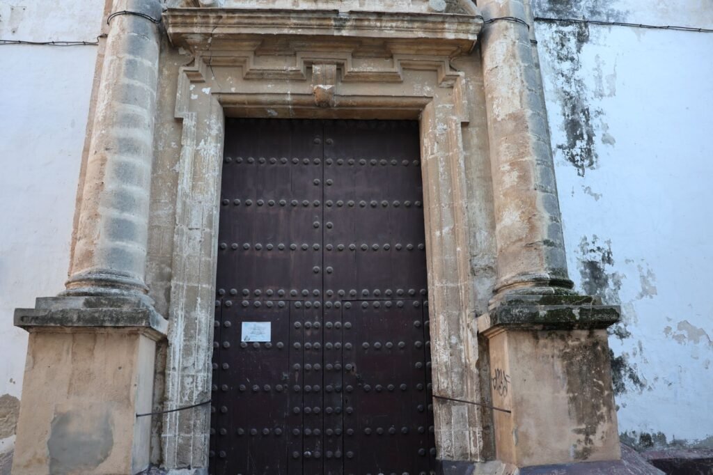 Vista detallada de la entrada de una iglesia histórica en El Puerto de Santa María, España.